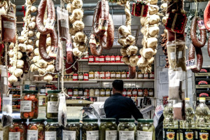Γιάννης Τριήρης: Ο λαός επιλέγει κυβερνήσεις με την «τσέπη» του και όχι μόνο