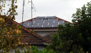 Φωτοβολταϊκά στέγης: Στην τελική ευθεία το πρόγραμμα - Ρύθμιση για επαγγελματικές ενεργειακές κοινότητες
