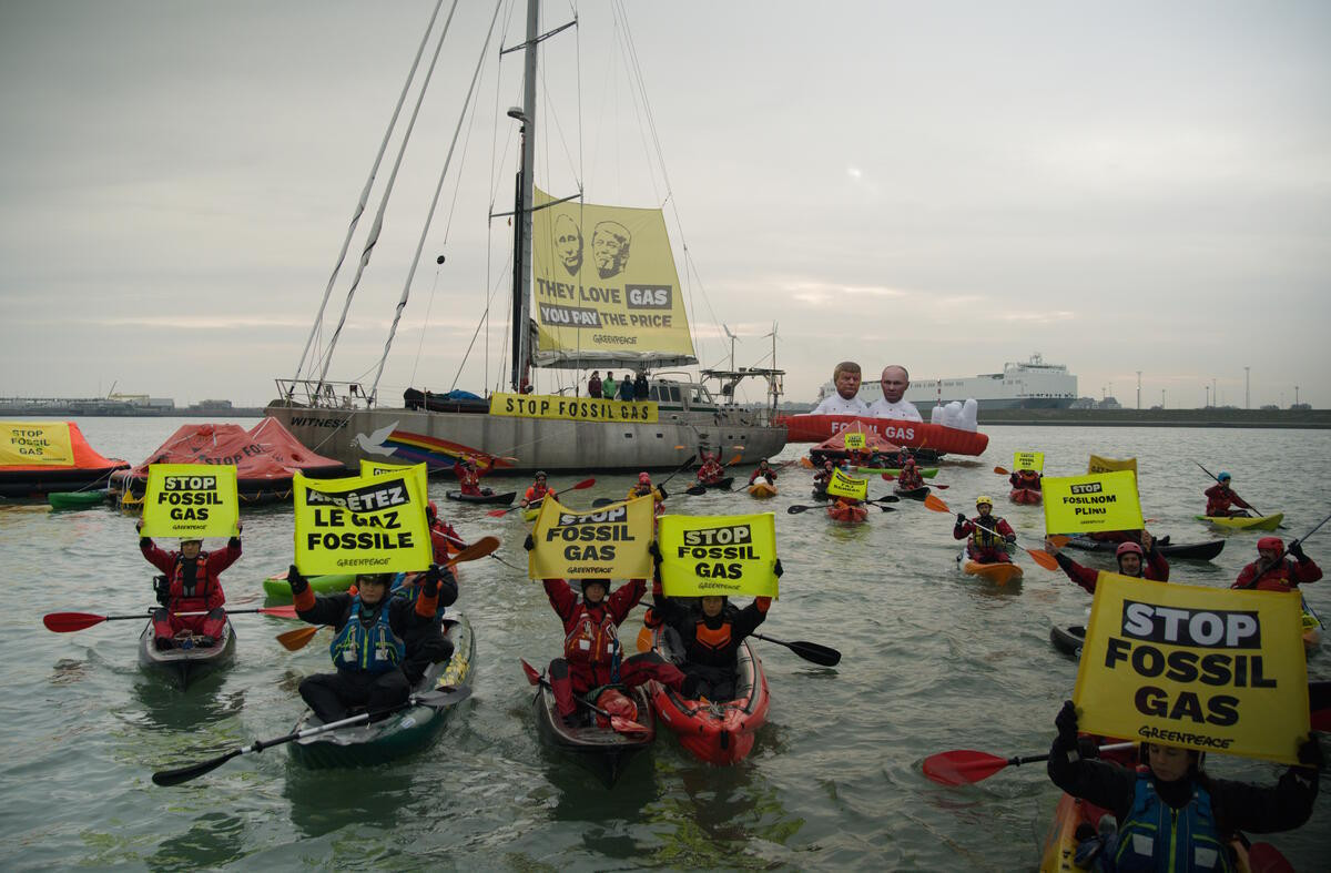 H δράση της Greenpeace στο Βέλγιο έκανε δύο τάνκερ μεταφοράς υγροποιημένου αερίου να αλλάξουν πορεία