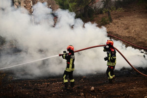 Η Νότια Ευρώπη φλέγεται, ενώ οι ηγέτες της ΕΕ αποδυναμώνουν τη φυσική μας ασπίδα
