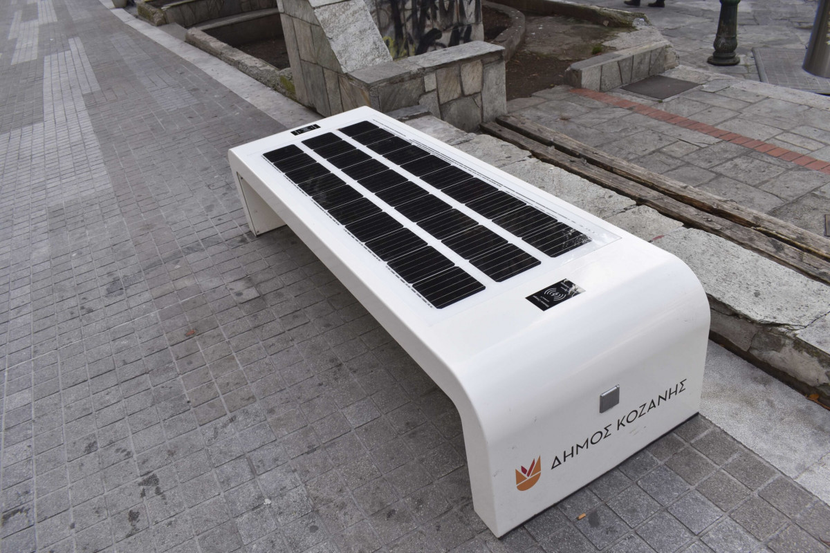 Κοζάνη: Ήρθαν τα «έξυπνα» παγκάκια και οι ηλιακοί φορτιστές για τους πολίτες