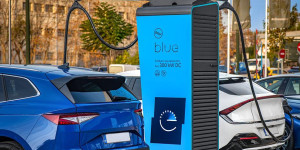 D-Marin Ζέας και ΔΕΗ Blue: Νέος σταθμός φόρτισης ηλεκτρικών οχημάτων