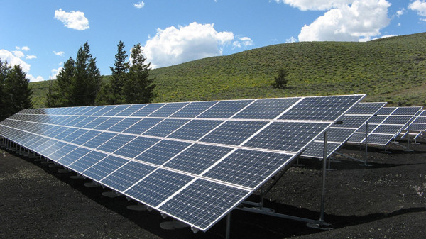 Βουλγαρία: Στοχεύει στην εγκατάσταση 2,65 GW ηλιακής ισχύος μέχρι το 2030, ενώ κρατά ανοιχτά εργοστάσια άνθρακα