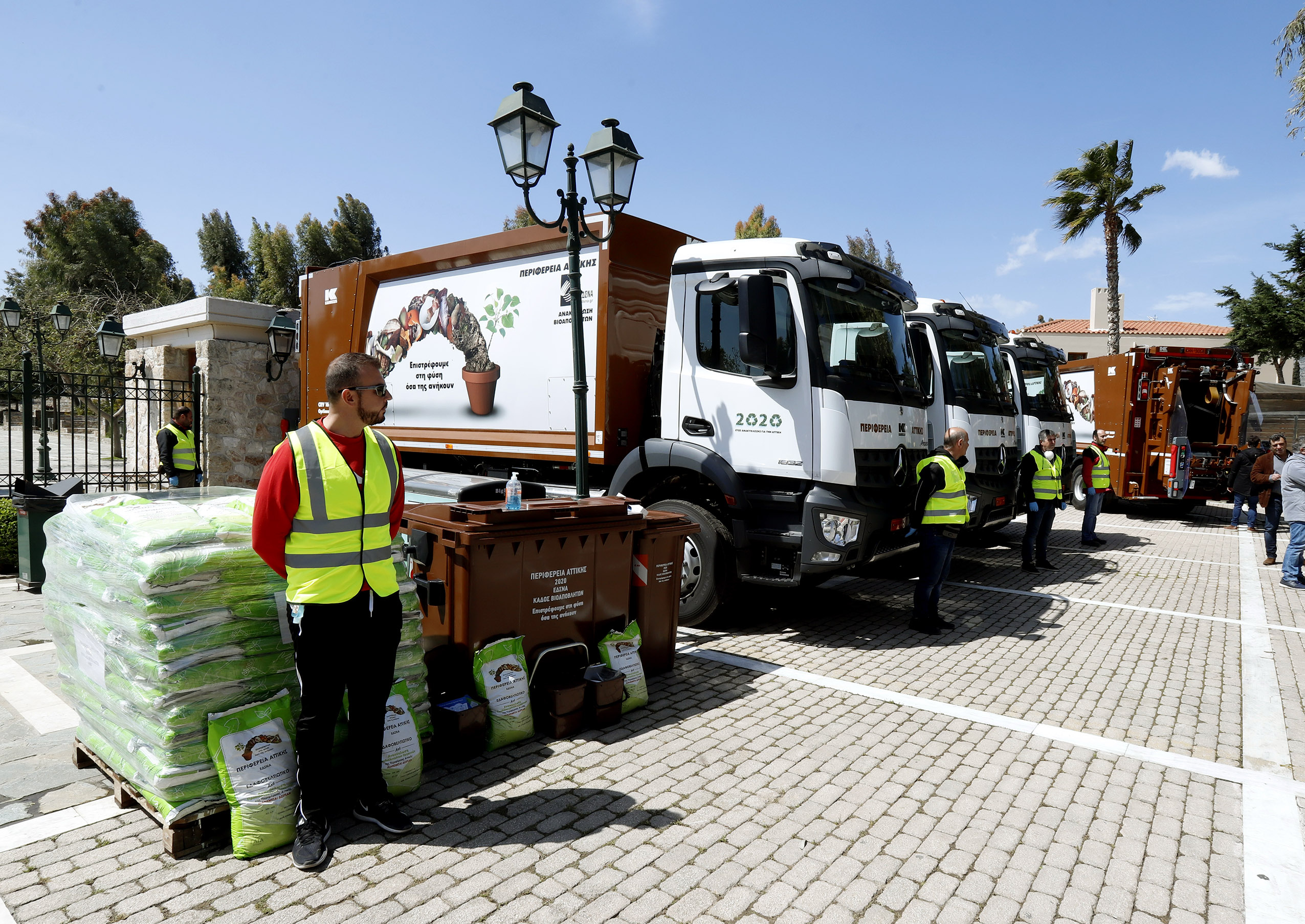4 απορριμματοφόρα και 500 καφέ κάδους για τη συλλογή οργανικών αποβλήτων από την Περιφέρεια Αττικής στο Δήμο Περιστερίου